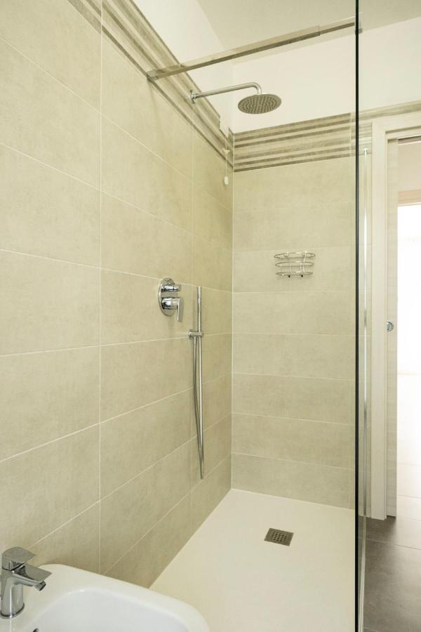 Marali Lake Apartments Di Enrica Bianchera ديسينسانو ديل غاردا المظهر الخارجي الصورة