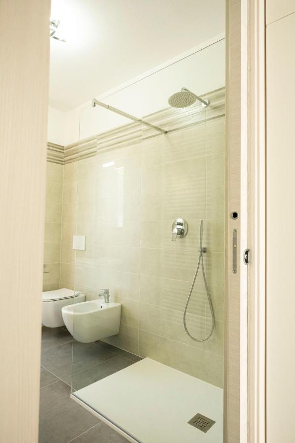 Marali Lake Apartments Di Enrica Bianchera ديسينسانو ديل غاردا المظهر الخارجي الصورة